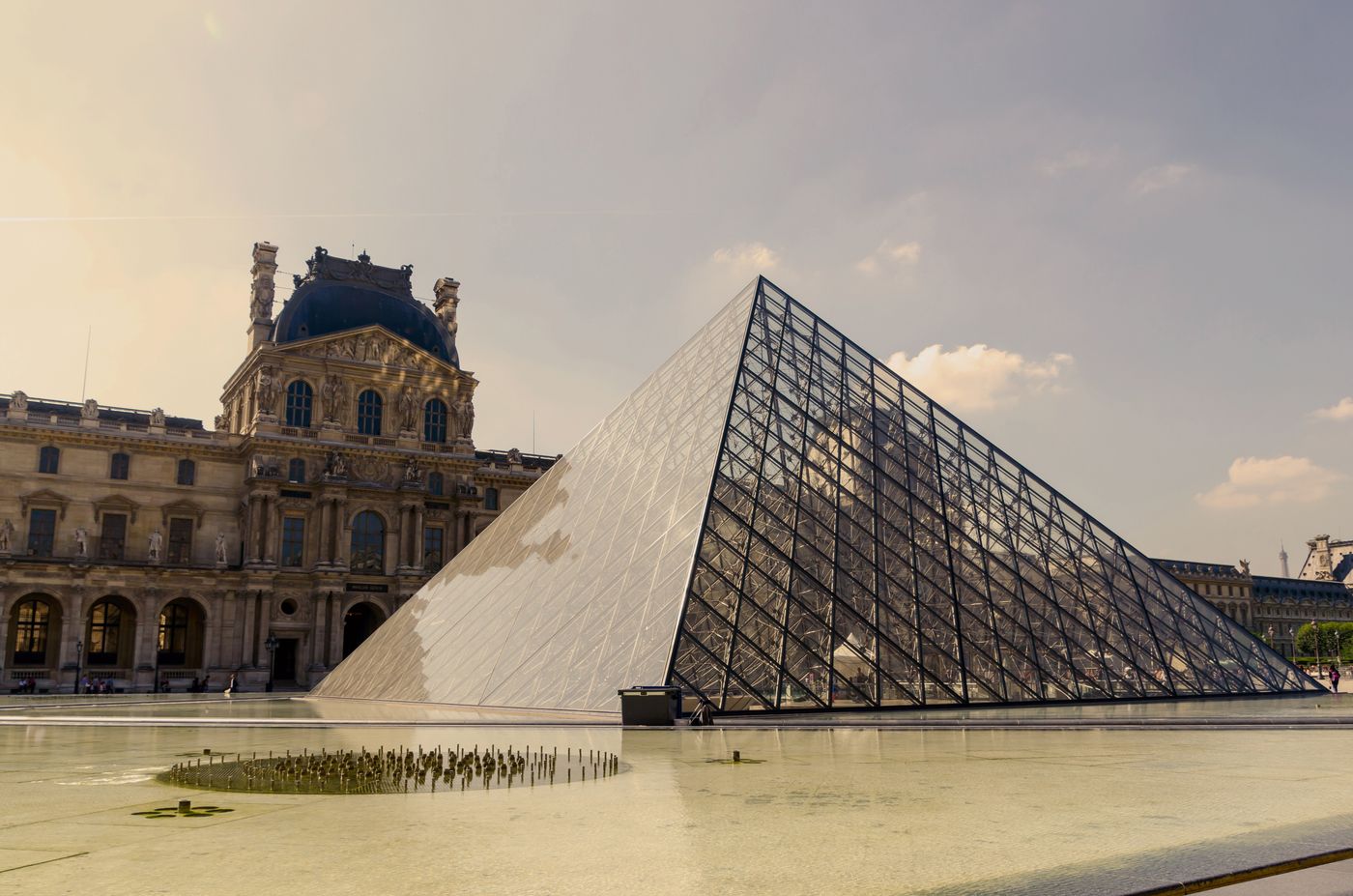 Mona Lisa painting behind museum glass